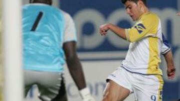 <strong>REGRESO CON VICTORIA.</strong> Braulio remata en el partido en el que Canarios, tras varios años sin jugar, se impuso a Angola.