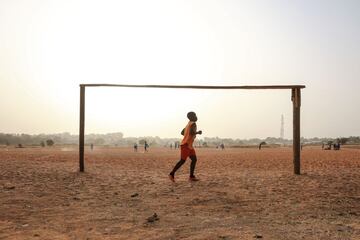 Un grupo de niños se entrena en un humilde campo de fútbol de arena próximo al estadio Roumdé Adjia, en Garoua, la capital de la Región Norte de Camerún. Garoua es la ciudad de origen de Vincent Aboubakar, el capitán de la selección camerunesa y pichichi de esta Copa de África. Un ídolo local al que todos los niños quieren imitar.