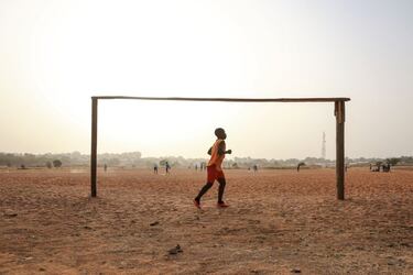 Un grupo de niños se entrena en un humilde campo de fútbol de arena próximo al estadio Roumdé Adjia, en Garoua, la capital de la Región Norte de Camerún. Garoua es la ciudad de origen de Vincent Aboubakar, el capitán de la selección camerunesa y pichichi de esta Copa de África. Un ídolo local al que todos los niños quieren imitar.