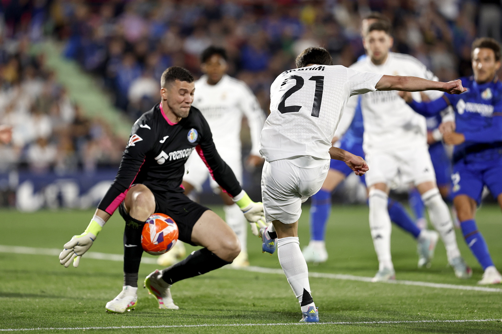 0-1. Contragolpe blanco comandado por Vinicius que finaliza Brahim Daz. Pero en el rechace, el baln le llega a Arda Gler en al borde del rea y saca un latigazo con la derecha para superar a David Soria.