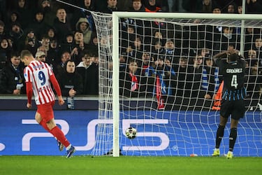 Alexander Sorloth celebra el tanto de Ordóñez en propia puerta que le puso al Atleti por deante de la eliminatoria.