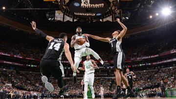 Jaylen Brown penetra a canasta en el primer triunfo de los Celtics ante los Spurs desde marzo de 2011.