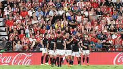 Los rojillos celebran el gol de Chimy Ávila ante el Almería.
