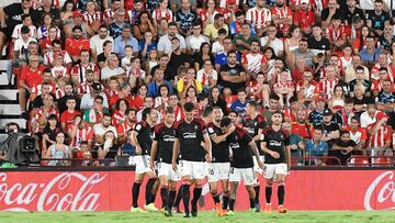 Los rojillos celebran el gol de Chimy ?vila ante el Almer¨ªa.