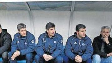 <b>DE CHISTE. </b>Fabri se sentó en el banquillo del Alavés creyendo que no iba a seguir, pero luego se quedó.