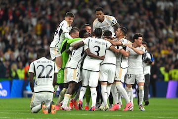 Los jugadores del Real Madrid celebran la victoria despus del pitido final.