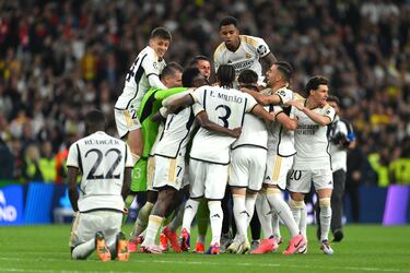 Los jugadores del Real Madrid celebran la victoria después del pitido final.