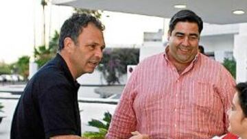 <b>REGRESO A SEVILLA.</b> La expedición del Athletic aterrizó ayer en Sevilla con Joaquín Caparrós como sus mejores embajadores en Nervión.