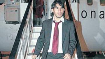 <b>EN SEVILLA. </b>Agüero baja del avión que transportó al Atlético anoche a la ciudad hispalense.