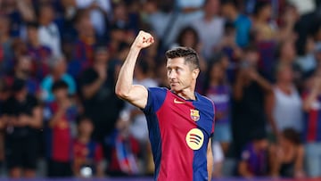 BARCELONA, 24/08/2024.- El delantero del Barcelona Robert Lewandowski celebra tras marcar el segundo gol ante el Athletic, durante el partido de Liga en Primera División que FC Barcelona y Athletic Club disputan este sábado en el Estadio Olímpico Lluis Companys. EFE/Quique García