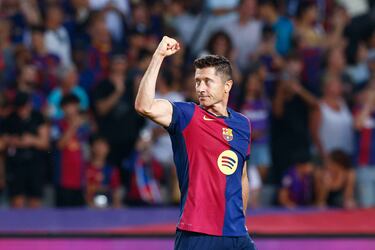 El goleador polaco celebró su gol ante el Athletic, mismo que lo coloca en la cima de goleadores esta temporada con 3 anotaciones y se convierte en un firme candidato al Pichichi.
EFE/Quique García