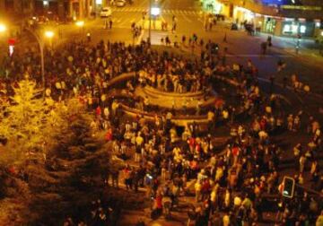 La fuente de Cuatro Caminos se llenó de aficionados para celebrar el pase a las semifinales de la Champions League. 
