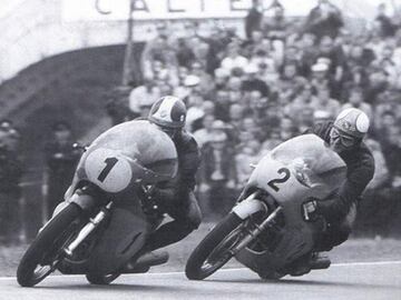 El talentoso Hailwood contra el trabajador Agostini. Sólo estuvieron un año juntos corriendo en 500cc con la poderosa MV Agusta. Fue en 1965, el primero de Giacomo en la categoría y el del cuarto título consecutivo de Mike con esta moto en el medio litro. El conde Agusta prefiero ayudar más a Ago, por ser italiano y barrer para casa, lo que hizo que Hailwood se marchara a Honda y dejara vía libre para que comenzara la plácida dinastía del mito italiano.