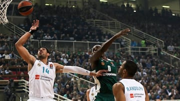 AT04. ATENAS (GRECIA), 19/04/2108.- Chris Singleton (c) de Panathinaikos lanza sobre Gustavo Ayon (i) de Real Madrid hoy, jueves 19 de abril de 2018, durante un juego de la Euro Liga entre Panathinaikos y Real Madrid en el estadio OAKA en Atenas (Grecia).