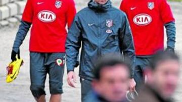 Reyes junto a Kun, ayer.