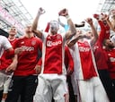 La eufórica celebración del Ajax con su afición por el doblete