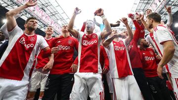 AMSTERDAM, NETHERLANDS - MAY 12: Ajax players celebrate winning the Eredivisie title at the end of the Eredivisie match between Ajax and Utrecht at Johan Cruyff Arena on May 12, 2019 in Amsterdam, Netherlands. (Photo by Dean Mouhtaropoulos/Getty Images)