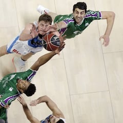El Unicaja se pasea ante el Obradoiro y se acerca a la Copa