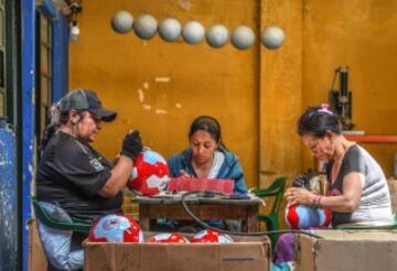 Balones colgados de los balcones, la estatua de un balón en la plaza del pueblo, un museo del balón, 20 fábricas de balones... está claro de qué vive el pequeño pueblo colombiano de Monguí.