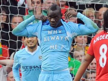 Mario anotó en el derby ante el United. El City venció 6-1 al United en Old Trafford y su celebración quedó en el recuerdo. El Manchester City comenzó a vender camisetas de "¿Why always me?", aquello superó en ventas a la propia camiseta del club.