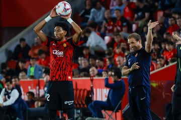 PALMA DE MALLORCA, 28/10/2024.- El entrenador del Mallorca, Jagoba Arrasate, y el lateral Johan Mojica (i) durante el partido de Liga en Primera División que RCD Mallorca y Athletic Club disputan este lunes en el estadio de Son Moix. EFE/Cati Cladera
