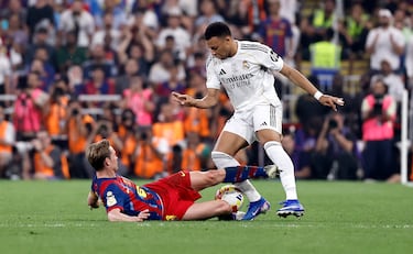 Entrada del jugador del Fútbol Club Barcelona, Frenkie de Jong, sobre Kylian Mbappé.