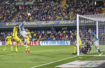 El balón despejado por el portero Asenjo acaba en el remate de cabeza de Filipe Luis que supuso el 0-1 para los madrileños.