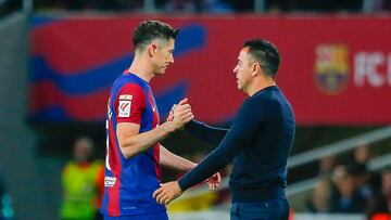 Xavi, con Lewandowski despu¨¦s de sustituirle en el partido ante la Real.