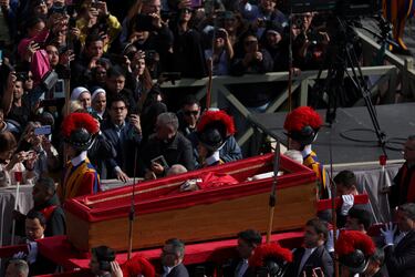 El cuerpo del Papa Francisco es llevado en un ataúd a la Basílica de San Pedro en el Vaticano el día de su traslado, en el Vaticano.