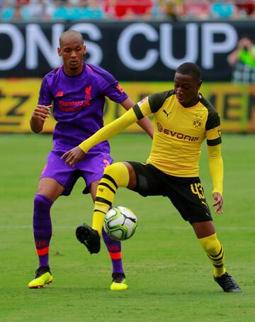 Soccer Football - International Champions Cup - Liverpool v Borussia Dortmund - Bank of America Stadium, Charlotte, USA - July 22, 2018 Liverpool's Fabinho in action with Borussia Dortmund's Denzeil Boadu REUTERS/Chris Keane