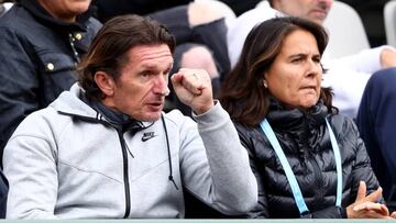 PARIS, FRANCE - MAY 23: (L-R) Coach Sam Sumyk and Conchita Martinez applaud Garbine Muguruza of Spain during the Ladies Singles first round match against Anna Karolina Schmiedlova of Slovakia on day two of the 2016 French Open at Roland Garros on May 23, 2016 in Paris, France. (Photo by Julian Finney/Getty Images)