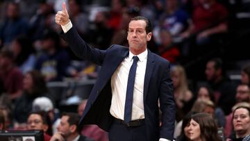 Kenny Atkinson en un partido con los Nets.
