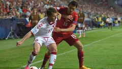 Mathias Jensen protege el bal&oacute;n durante la Eurocopa Sub-21 celebrada el pasado verano en Polonia.