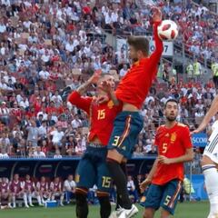 El penalti digno de benjamines que cometió Piqué con la mano