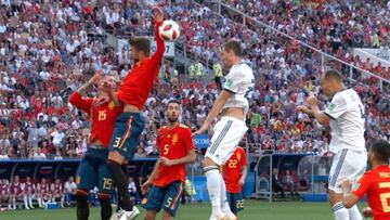 El penalti digno de benjamines que cometi¨® Piqu¨¦ con la mano