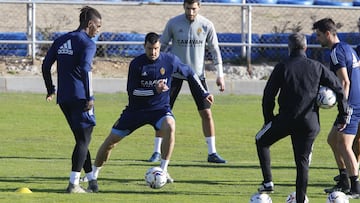 Vuckic, en el centro de un rondo durante el entrenamiento de esta mañana.