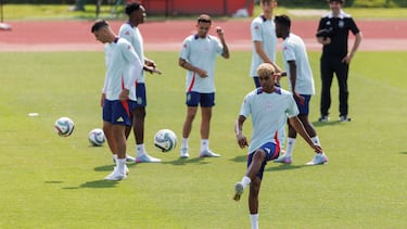 LAS ROZAS (CA MADRID), 04/06/2025.- El jugador de la selección nacional de fútbol Lamine Yamal, durante el entrenamiento del combinado nacional, este miércoles en la Ciudad del Fútbol de Las Rozas, para preparar la semifinal de la UEFA Nations League que disputan este jueves ante Francia en el Stuttgart Arena. EFE/Sergio Pérez