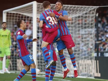 Aubameyang celebra el 0-3 al Valencia con sus compañeros de equipo.  