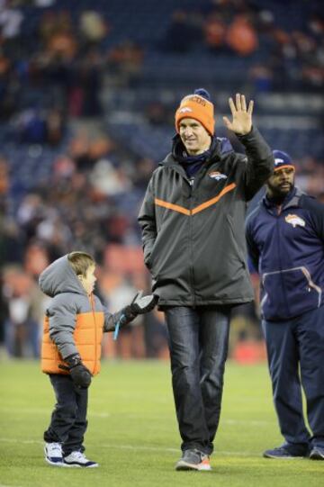 -"Toma Papá, el brazo biónico que le habías pedido a los Reyes Magos." -"Ahora no, Peyton Junior, que estoy saludando a Papa John's."