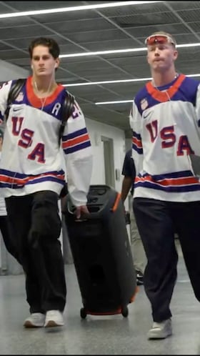 Atención a la llegada de USA con el uniforme campeón de hockey