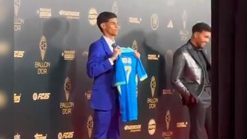 Influencer brasileño muestra jersey en apoyo a Vinicius en la gala del Balón de Oro