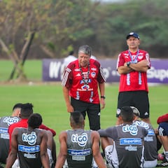 Arranca la era Bolillo en Junior: primera práctica con la plantilla