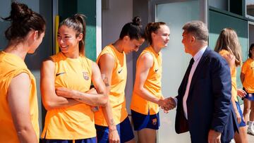 Laporta saluda a las jugadoras del Barça.
