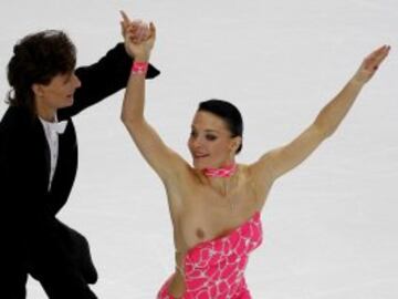 La rusa Ekaterina Rubleva pierde la parte de arriba del vestido durante el campeonato europeo de patinaje artístico en Helsinki. descuido