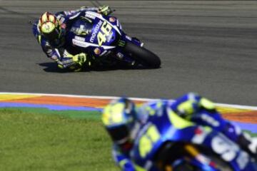 Valentino Rossi durante su remontada. Por delante del italiano, Aleix Espargaró.