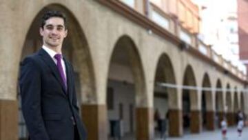 El campeón del mundo de patinaje sobre hielo, Javier Fernández, posa en el patio del Colegio Salesianos San Juan Bosco de Valencia donde impàrtió este lunes una conferencia.