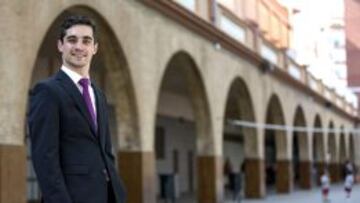 El campe&oacute;n del mundo de patinaje sobre hielo, Javier Fern&aacute;ndez, posa en el patio del Colegio Salesianos San Juan Bosco de Valencia donde imp&agrave;rti&oacute; este lunes una conferencia. 