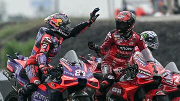 Martín felicita a Bagnaia por su victoria en Tailandia.