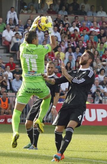 Roberto atrapa ante Sergio Ramos. 