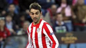 <b>CODICIADO. </b>Adrián conduce el balón en el Vicente Calderón.